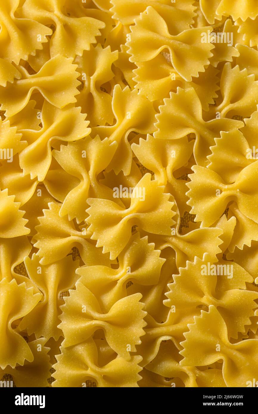 Pâtes Farfalle à noeud italien sec prêtes à cuire Banque D'Images