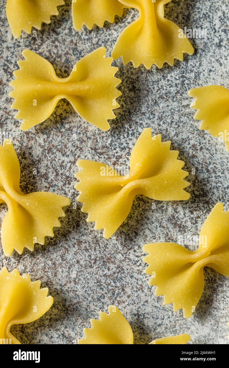 Pâtes Farfalle à noeud italien sec prêtes à cuire Banque D'Images