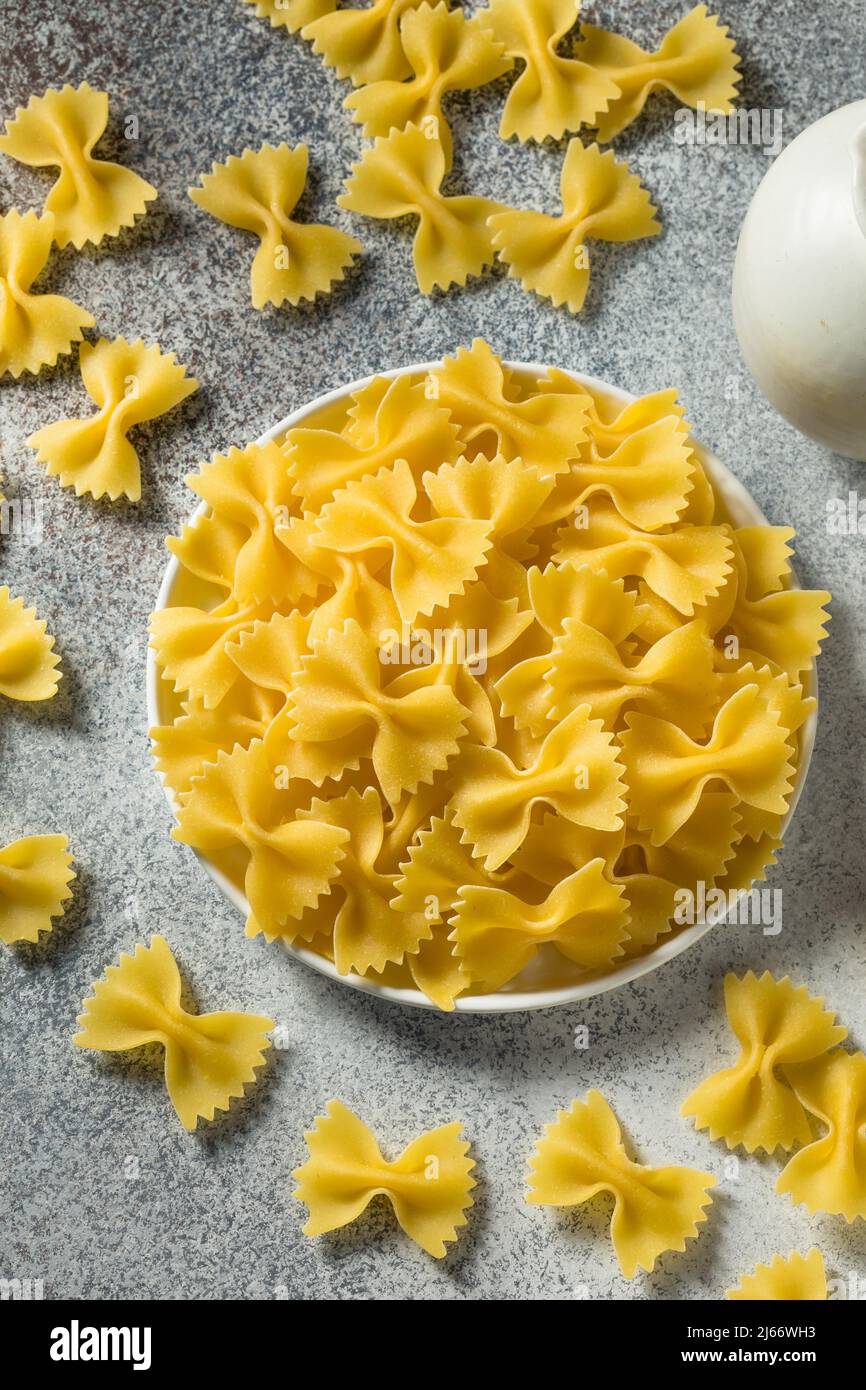 Pâtes Farfalle à noeud italien sec prêtes à cuire Banque D'Images