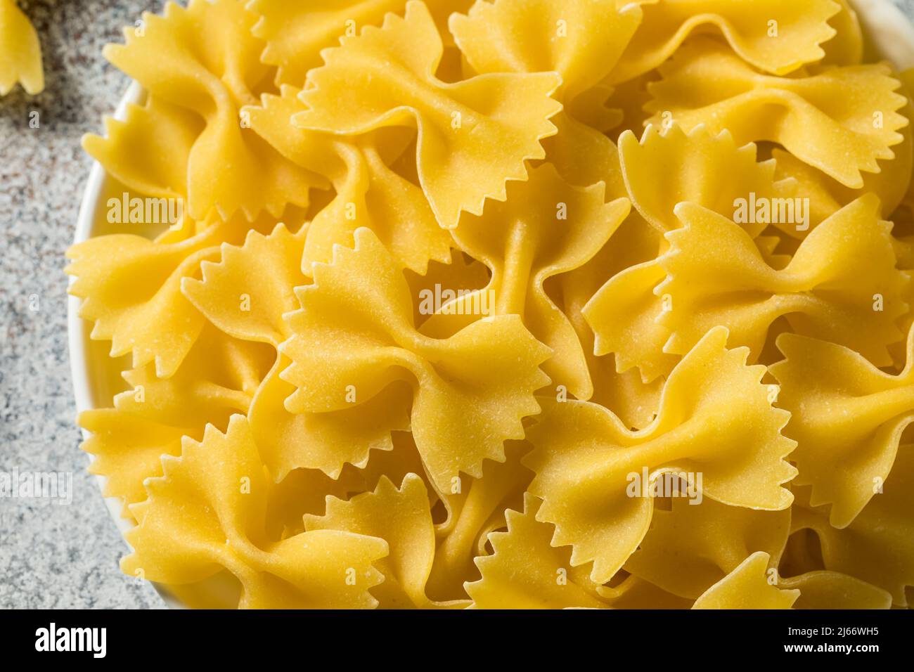 Pâtes Farfalle à noeud italien sec prêtes à cuire Banque D'Images