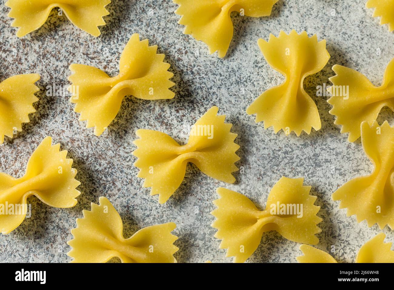 Pâtes Farfalle à noeud italien sec prêtes à cuire Banque D'Images