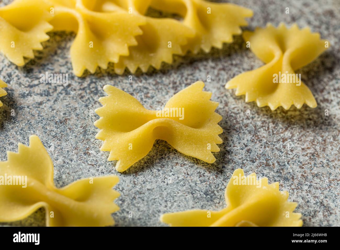 Pâtes Farfalle à noeud italien sec prêtes à cuire Banque D'Images