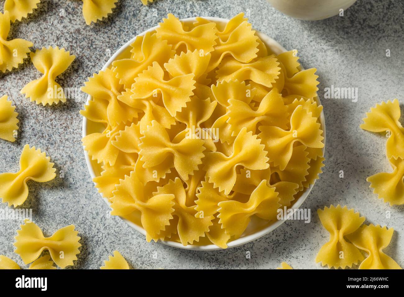 Pâtes Farfalle à noeud italien sec prêtes à cuire Banque D'Images