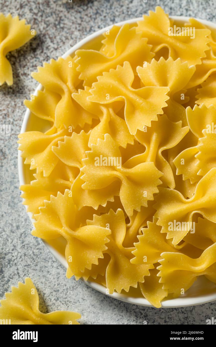 Pâtes Farfalle à noeud italien sec prêtes à cuire Banque D'Images