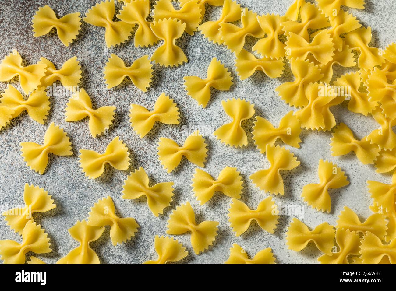 Pâtes Farfalle à noeud italien sec prêtes à cuire Banque D'Images