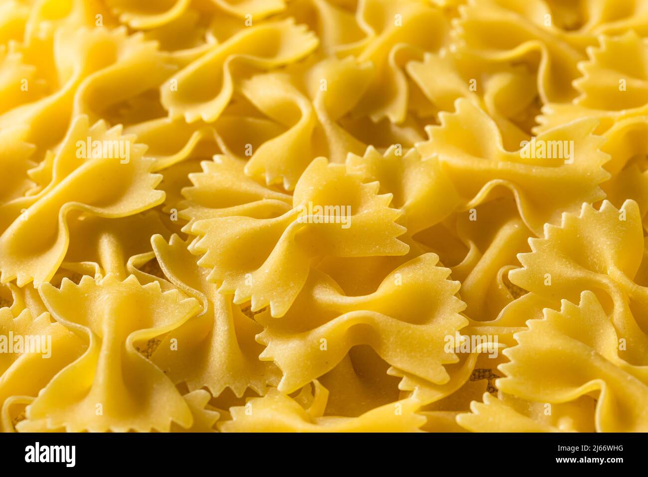 Pâtes Farfalle à noeud italien sec prêtes à cuire Banque D'Images