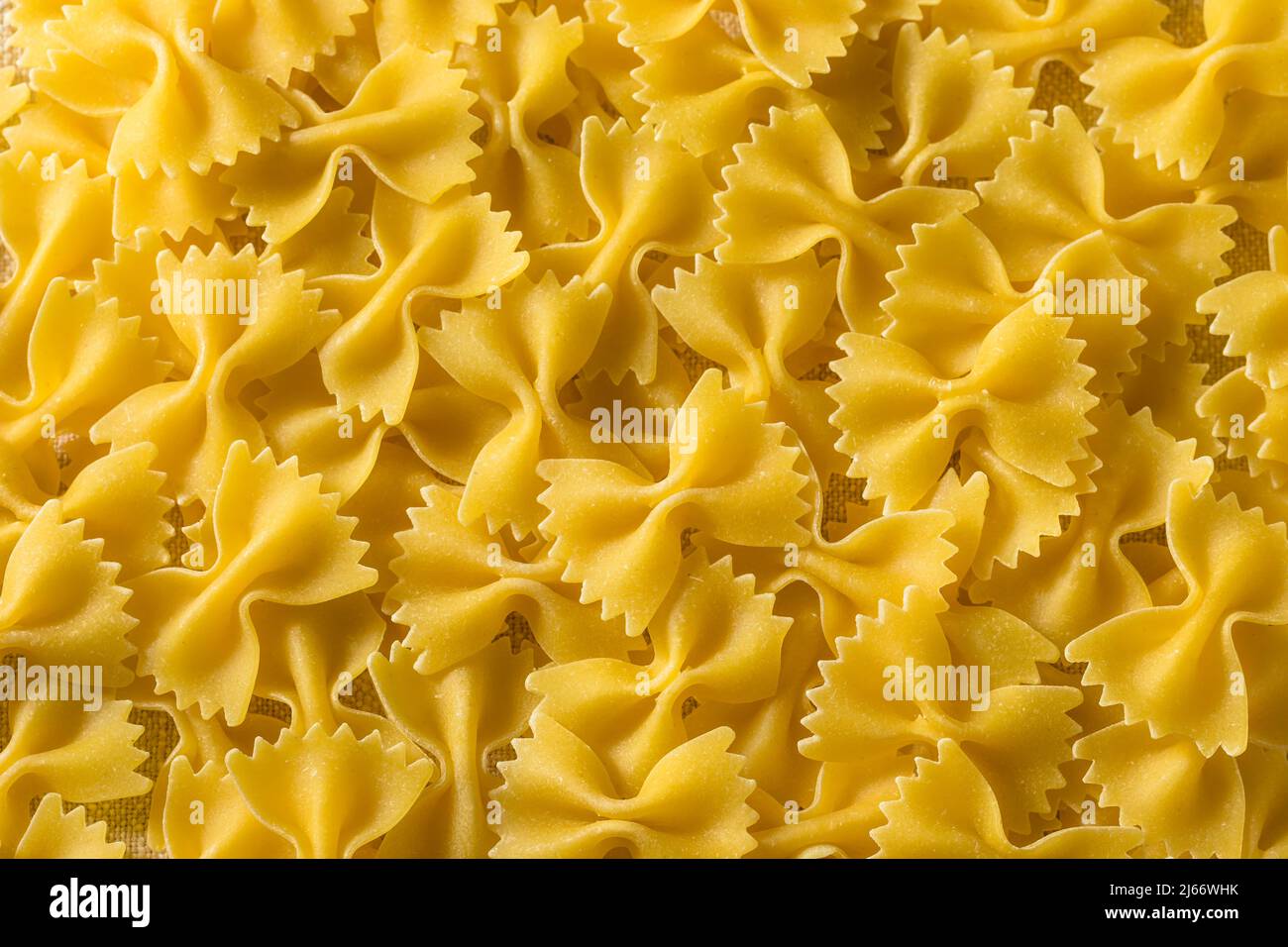 Pâtes Farfalle à noeud italien sec prêtes à cuire Banque D'Images