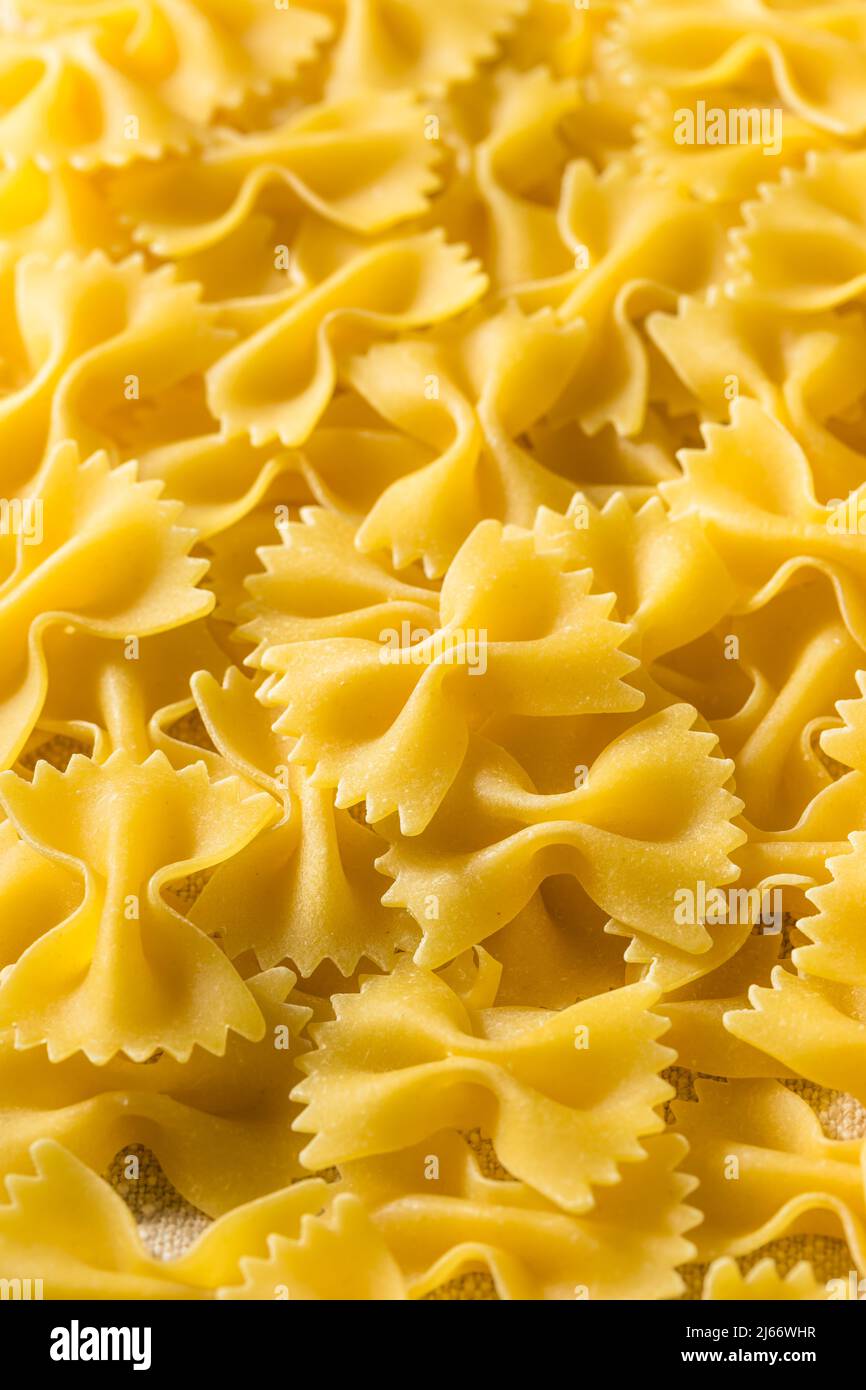 Pâtes Farfalle à noeud italien sec prêtes à cuire Banque D'Images