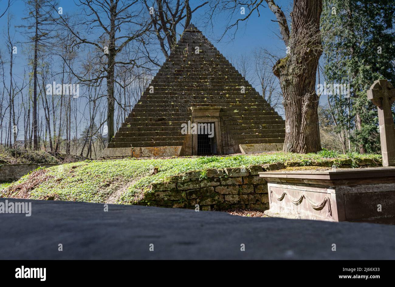 Pyramiden Mausolée im Harzervorrland, auf dem Laves Kulturpfad gelegen .Hier kann man einen Wanderausflug mit einem Historischem Ausflug Verbinden Banque D'Images