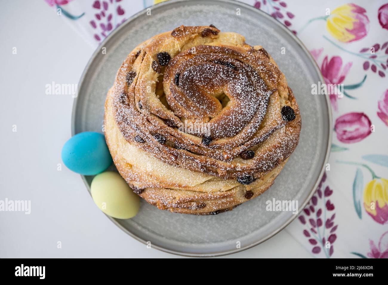 Kulich ou paska de pâques traditionnel ukrainien avec œufs peints en jaune bleu aux couleurs du drapeau national de l'Ukraine Banque D'Images