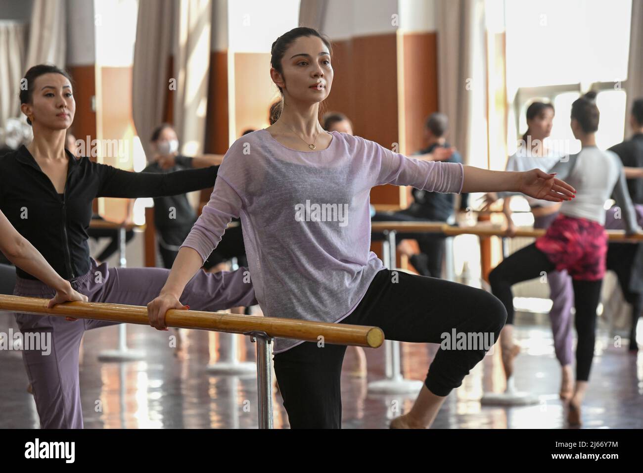 (220428) -- URUMQI, 28 avril 2022 (Xinhua) -- Mayla Amatjan (front) pratique au Théâtre d'art de Xinjiang à Urumqi, capitale de la région autonome de Xinjiang Uygur, dans le nord-ouest de la Chine, 25 avril 2022. Récemment, un drame de danse basé sur l'histoire de Zhang Qian, un envoyé royal de la dynastie occidentale Han (202 BC-25 AD) qui s'est rendu dans les régions occidentales il y a plus de 2 000 ans et a finalement conduit à l'ouverture de la route de la soie, a été mis sur scène à Urumqi. « En tant que danseuse du groupe ethnique Uygur, participer à un tel drame de danse historique me permet de raconter des histoires chinoises et de promouvoir le traditionnel Banque D'Images