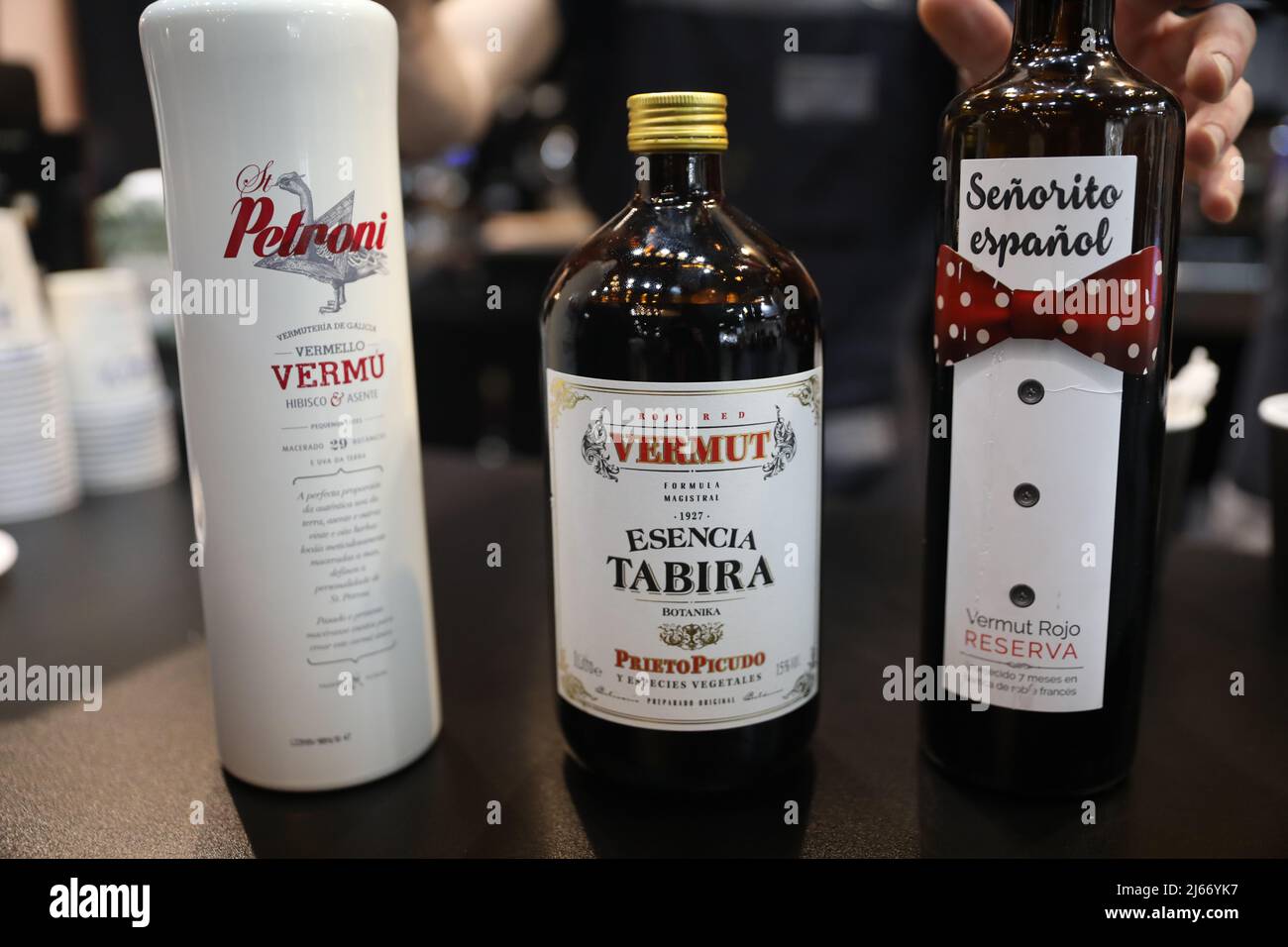 Bouteilles de vermouth exposées lors de l'édition 35th du salon Gourmets à Ifema Madrid, Espagne. Crédit : Isabel Infantes/Alay Live News Banque D'Images