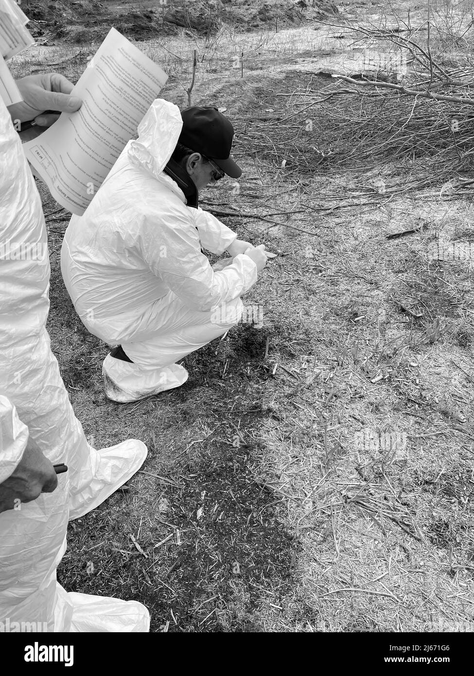 Des experts de l'AIEA en matière de sûreté nucléaire effectuent des mesures radiologiques dans la zone d'exclusion entourant la centrale nucléaire de Tchernobyl en Ukraine. 27 avril 2022. Crédit photo : AIEA Banque D'Images