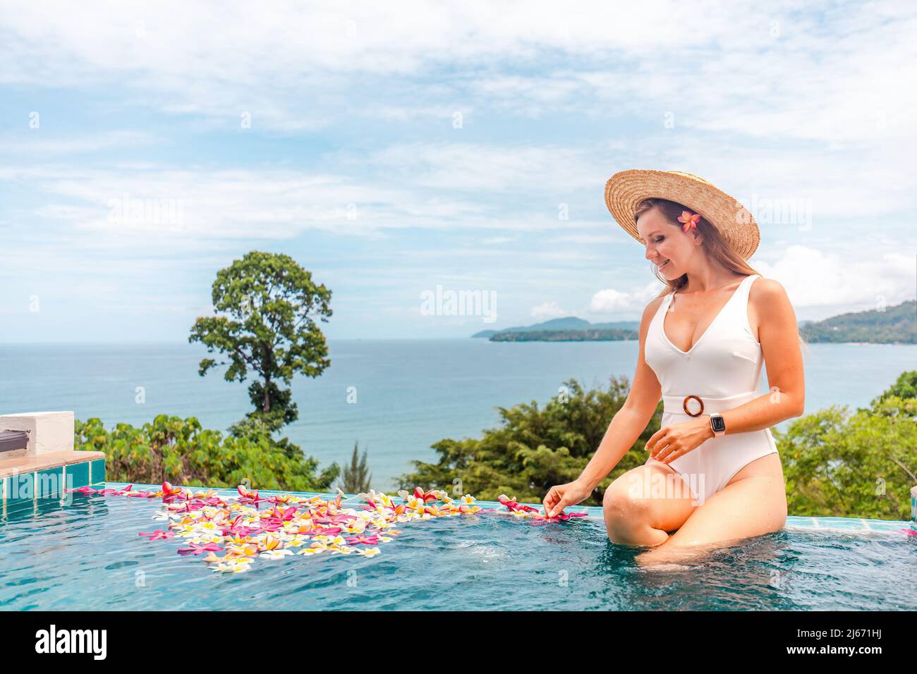 Une femme heureuse en maillot de bain se relaxant dans la villa avec jacuzzi dans la piscine Banque D'Images