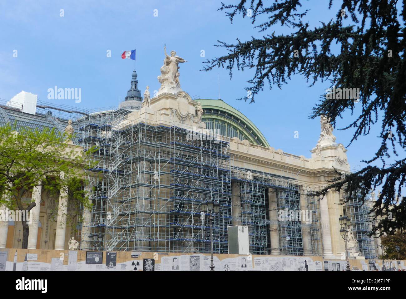 Paris, France. Avril 24. 2022. Vue de l'échafaudage installé contre le monument historique du Grand Palais pour la rénovation du bâtiment. Banque D'Images