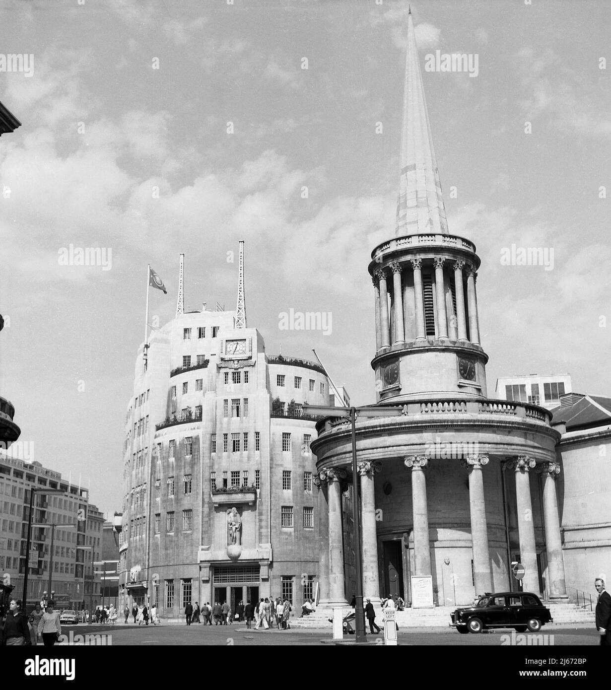 1960s, historique, église All Souls à Langham place, Londres, Angleterre, Royaume-Uni. Consacré en 1824, il a été conçu par le célèbre architecte John Nash et construit dans le style de la grâce, avec un vestibule circulaire à poil dur. À côté, le bâtiment distinctif, Broadcasting House, siège de la BBC à Londres, Angleterre, Royaume-Uni. Banque D'Images
