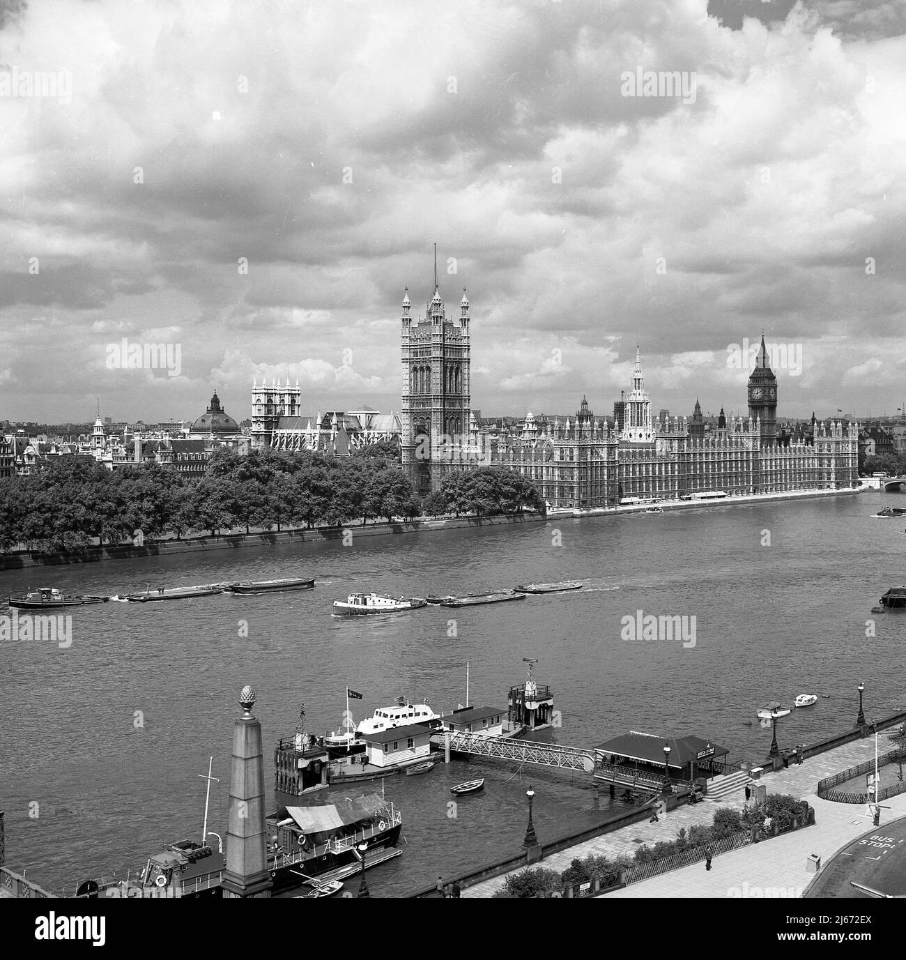 1960s, historique, vue de la rive sud de l'autre côté de la Tamise jusqu'aux bâtiments du Palais de Westminster, siège des deux chambres du Parlement britannique, de la Chambre des communes et de la Chambre des Lords. Le plus haut des bâtiments est la Tour Vctoria, l'autre est la distance la plus éloignée est la Tour de l'horloge, communément appelée Big Ben. Banque D'Images