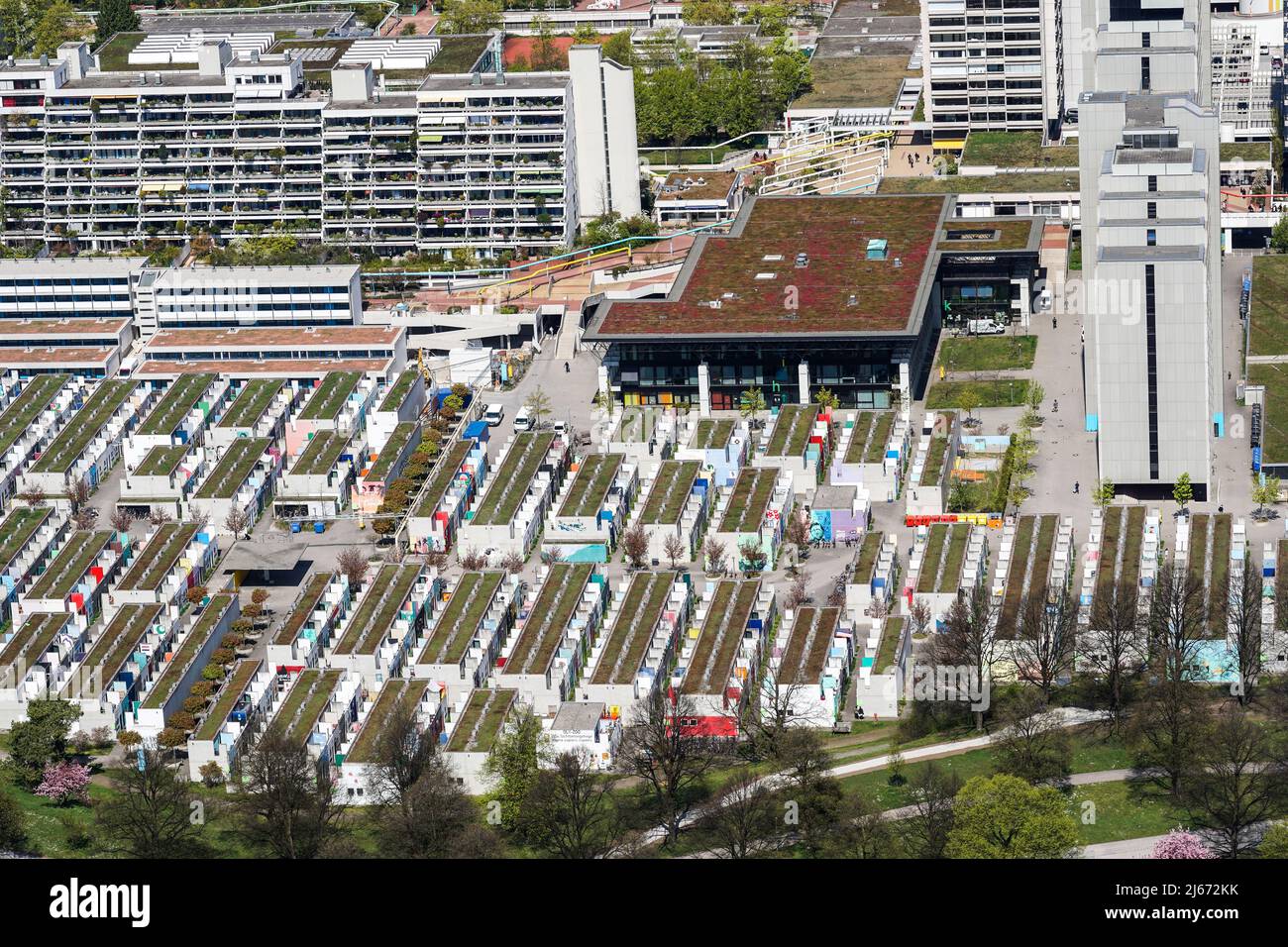 Blick auf das Olympische Dorf und die vorgelagerten Studentenbungalows in München, Deutschland Banque D'Images