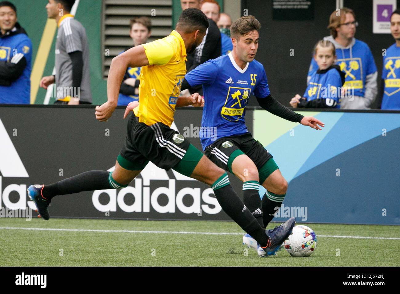 Portland, États-Unis. 27th avril 2022. Dawson McCartney (55) chasse la balle. Le 27 avril 2022, les Timbers de Portland et les Thorns de Portland ont combiné leurs courses pour la première fois pour un jeu intramural au profit des efforts de secours de l'UNICEF en Ukraine et dans les pays voisins, à Portland, Oregon. Les fans ont été admis gratuitement et les dons ont permis de recueillir plus d'un demi-million de dollars. (Photo de John Rudoff/Sipa USA) crédit: SIPA USA/Alay Live News Banque D'Images