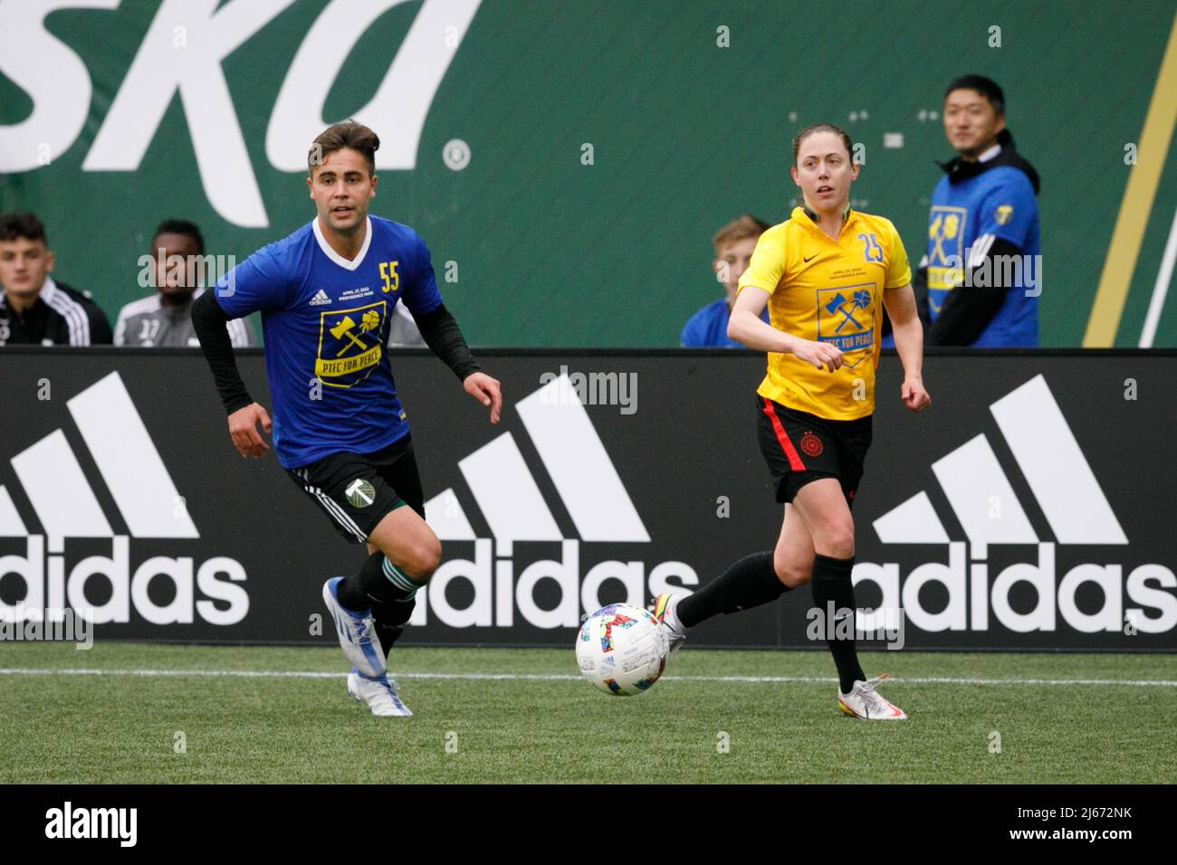 Portland, États-Unis. 27th avril 2022. Dawson McCartney (55) chasse la balle. Le 27 avril 2022, les Timbers de Portland et les Thorns de Portland ont combiné leurs courses pour la première fois pour un jeu intramural au profit des efforts de secours de l'UNICEF en Ukraine et dans les pays voisins, à Portland, Oregon. Les fans ont été admis gratuitement et les dons ont permis de recueillir plus d'un demi-million de dollars. (Photo de John Rudoff/Sipa USA) crédit: SIPA USA/Alay Live News Banque D'Images