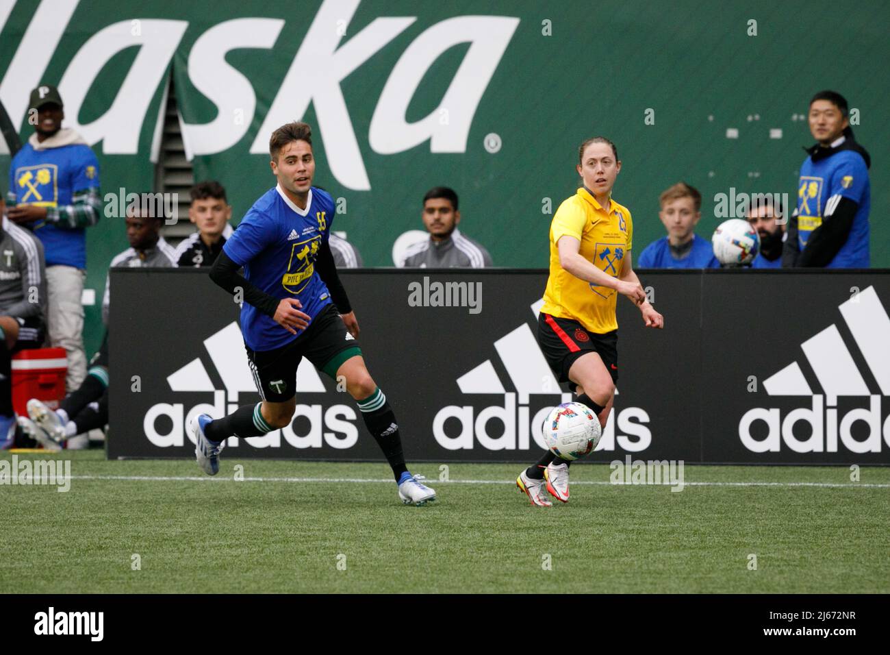 Portland, États-Unis. 27th avril 2022. Dawson McCartney (55) chasse la balle. Le 27 avril 2022, les Timbers de Portland et les Thorns de Portland ont combiné leurs courses pour la première fois pour un jeu intramural au profit des efforts de secours de l'UNICEF en Ukraine et dans les pays voisins, à Portland, Oregon. Les fans ont été admis gratuitement et les dons ont permis de recueillir plus d'un demi-million de dollars. (Photo de John Rudoff/Sipa USA) crédit: SIPA USA/Alay Live News Banque D'Images