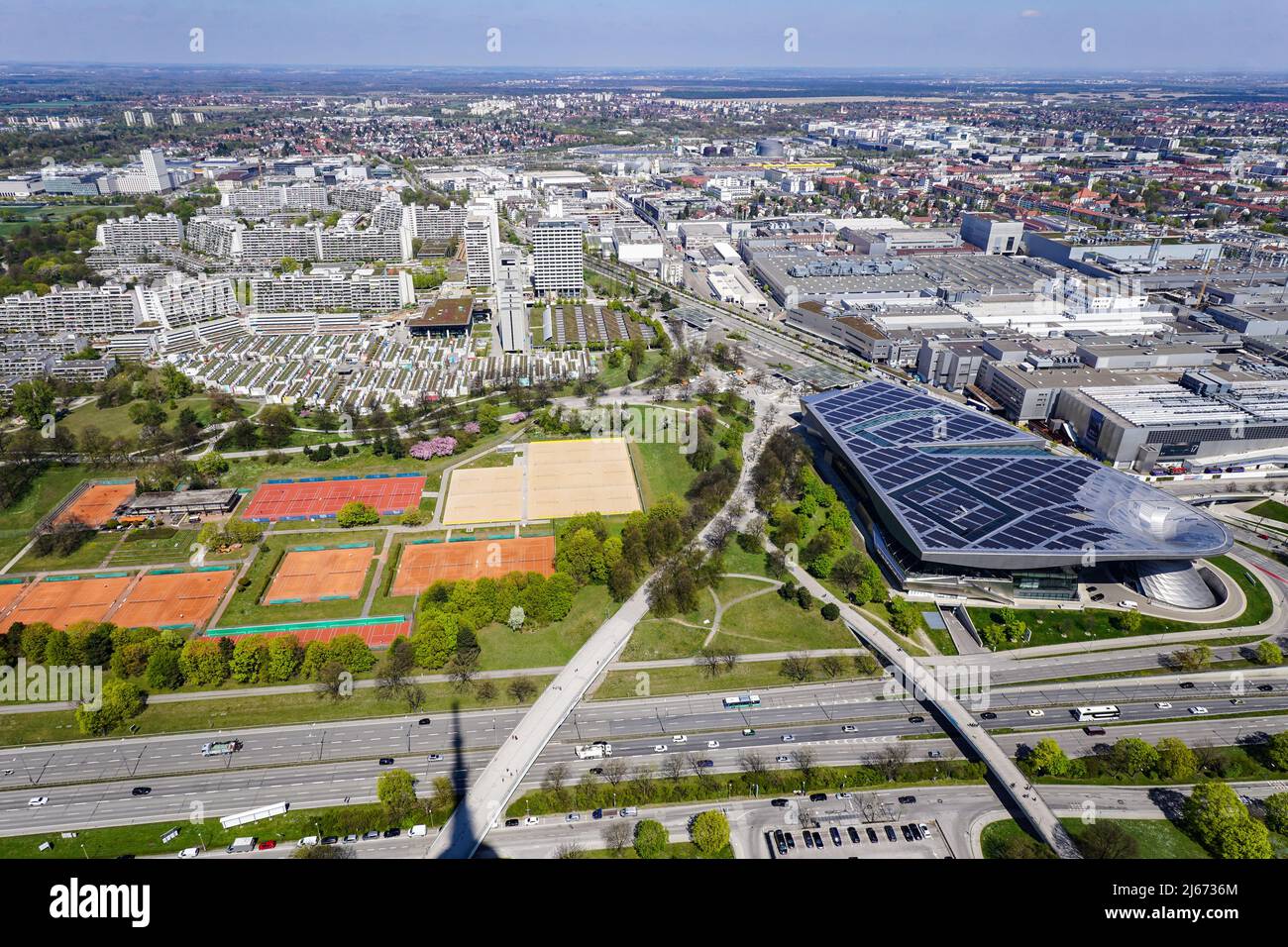 Blick vom Olympiaturm à München über das BMW-Gelände Banque D'Images
