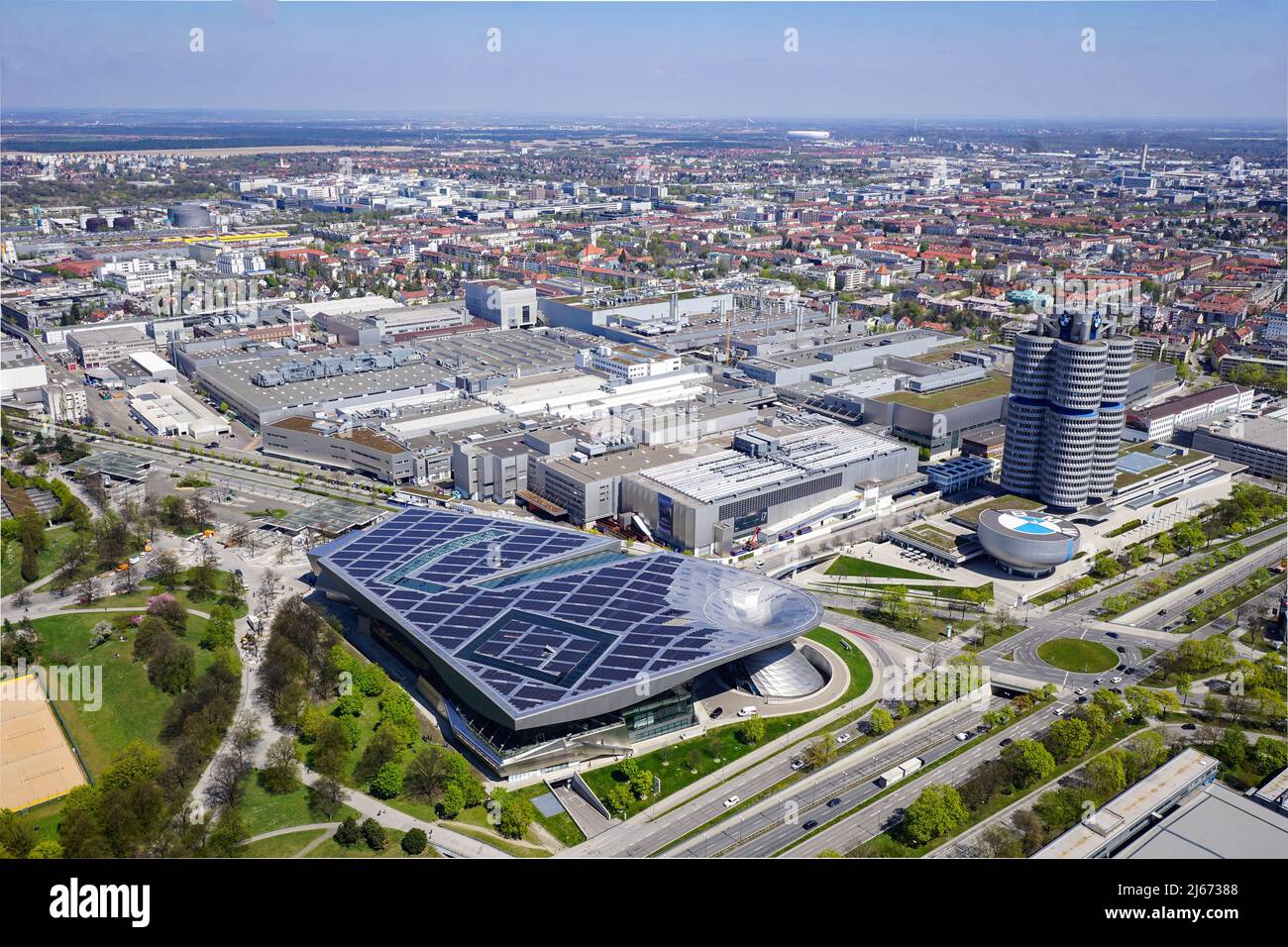 Blick vom Olympiaturm à München über das BMW-Gelände Banque D'Images