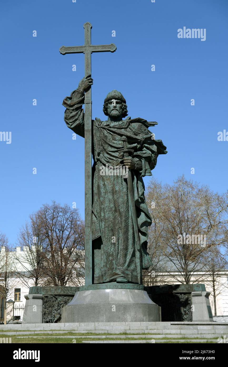 Monument à Vladimir le Grand à Moscou sur la place Borovitskaya près de la vue verticale du Kremlin Banque D'Images
