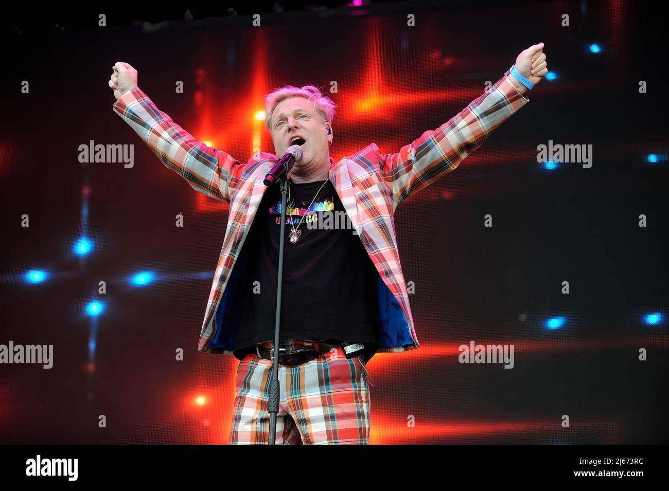 Andy Bell, chanteur principal d'Erasure, se produit en direct au festival lets Rock Leeds 80s. Banque D'Images