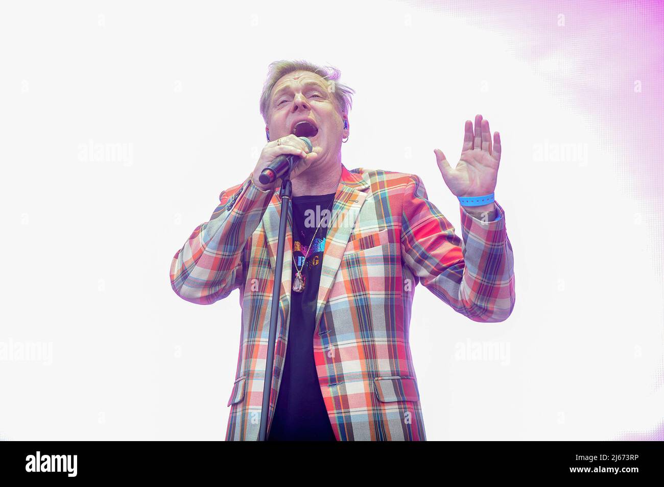 Andy Bell, chanteur principal d'Erasure, se produit en direct au festival lets Rock Leeds 80s. Banque D'Images