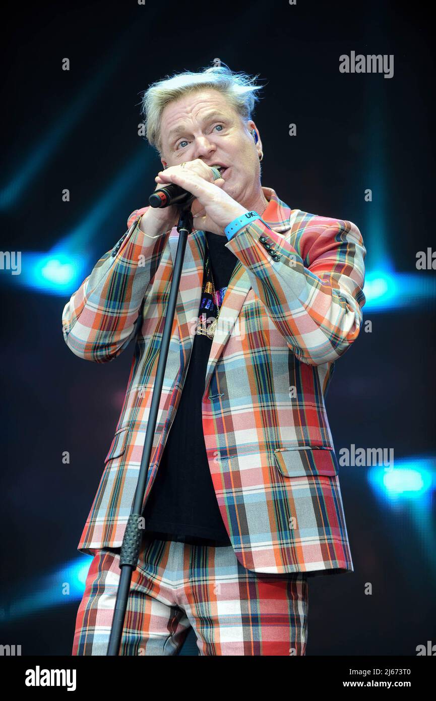 Andy Bell, chanteur principal d'Erasure, se produit en direct au festival lets Rock Leeds 80s. Banque D'Images