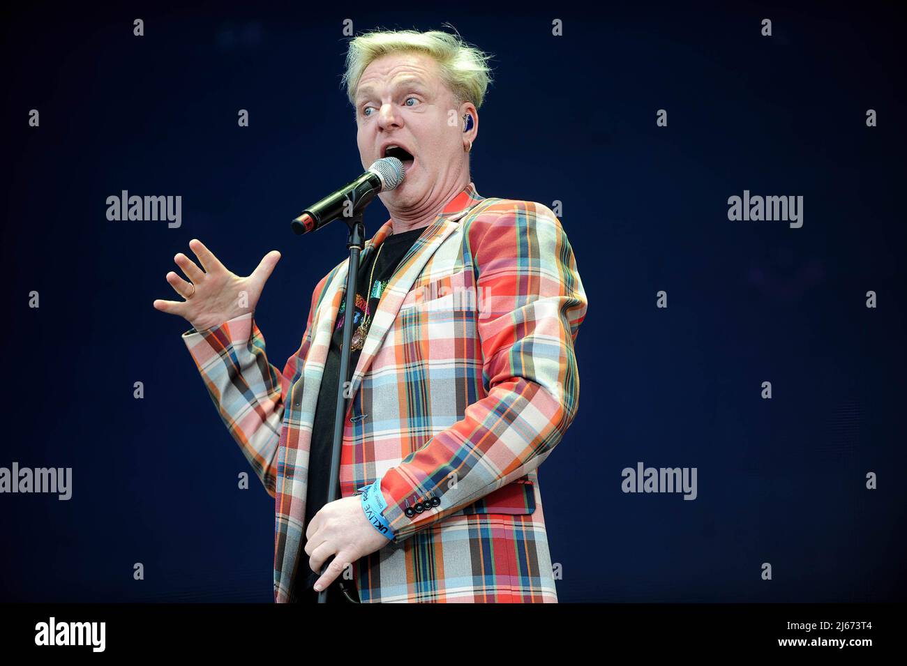 Andy Bell, chanteur principal d'Erasure, se produit en direct au festival lets Rock Leeds 80s. Banque D'Images