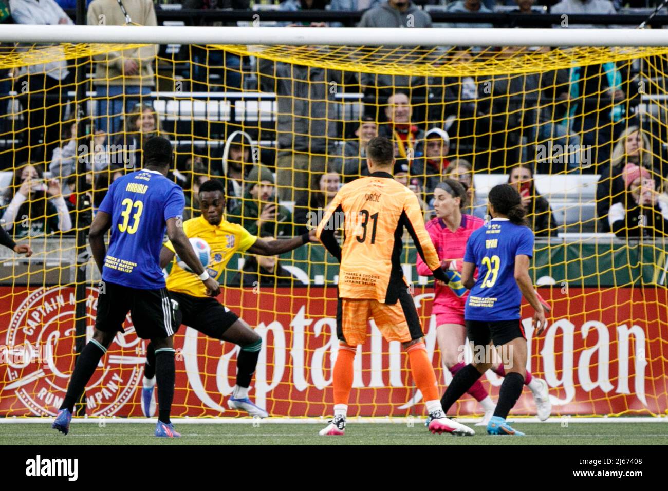 Portland, États-Unis. 27th avril 2022. L'équipe bleue marque un objectif sur l'équipe jaune, à la fin de la deuxième moitié. Le 27 avril 2022, les Timbers de Portland et les Thorns de Portland ont combiné leurs courses pour la première fois pour un jeu intramural au profit des efforts de secours de l'UNICEF en Ukraine et dans les pays voisins, à Portland, Oregon. Les fans ont été admis gratuitement et les dons ont permis de recueillir plus d'un demi-million de dollars. (Photo de John Rudoff/Sipa USA) crédit: SIPA USA/Alay Live News Banque D'Images