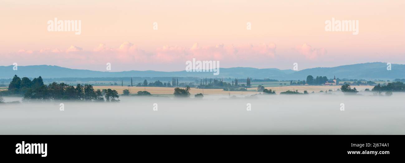 Brouillard dans les plaines de la rivière Turiec, Slovaquie. Banque D'Images