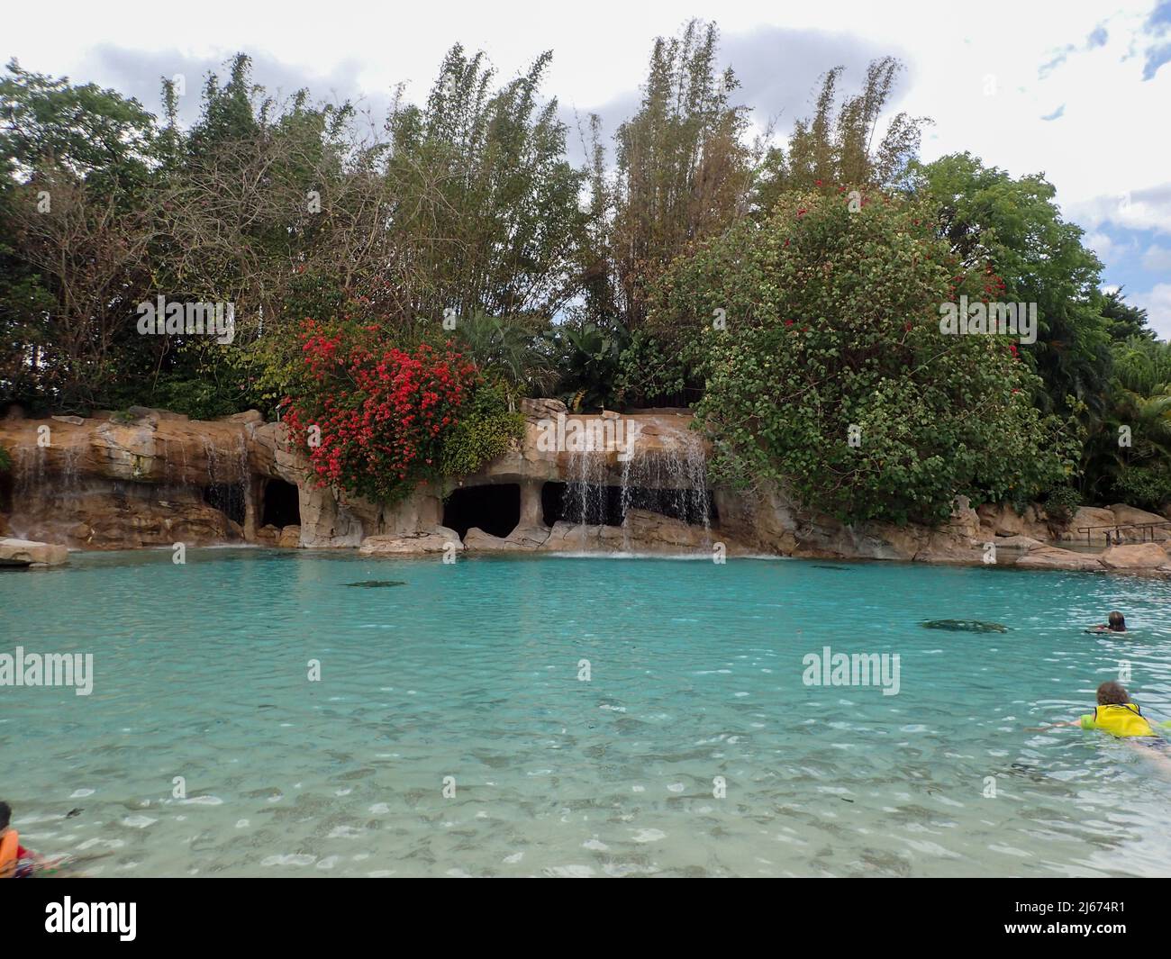 Orlando, FL USA - 21 mai 2021 : la piscine et l'aménagement paysager de la rivière lente au parc Discovery Cove à Orlando, en Floride. Banque D'Images
