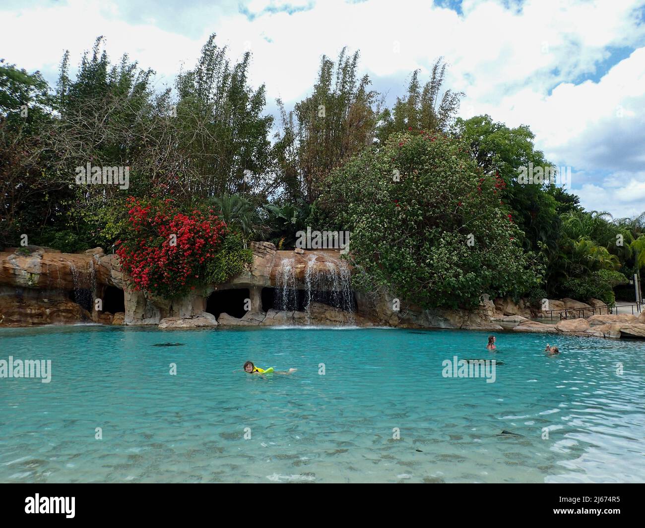 Orlando, FL USA - 21 mai 2021 : la piscine et l'aménagement paysager de la rivière lente au parc Discovery Cove à Orlando, en Floride. Banque D'Images