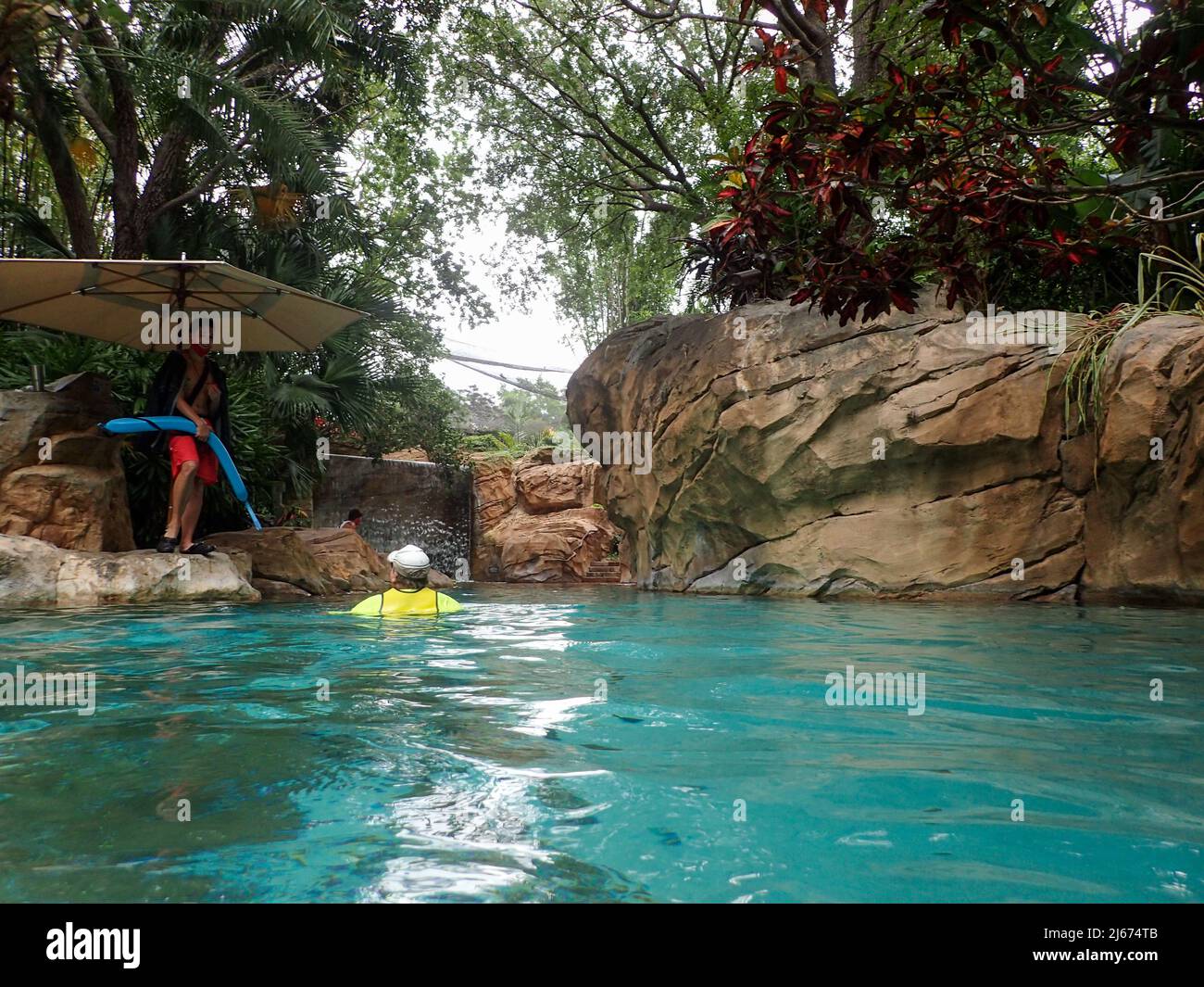 Orlando, FL USA - 21 mai 2021 : les gens flottent sur la piscine de la rivière lente et l'aménagement paysager du parc Discovery Cove à Orlando, en Floride. Banque D'Images