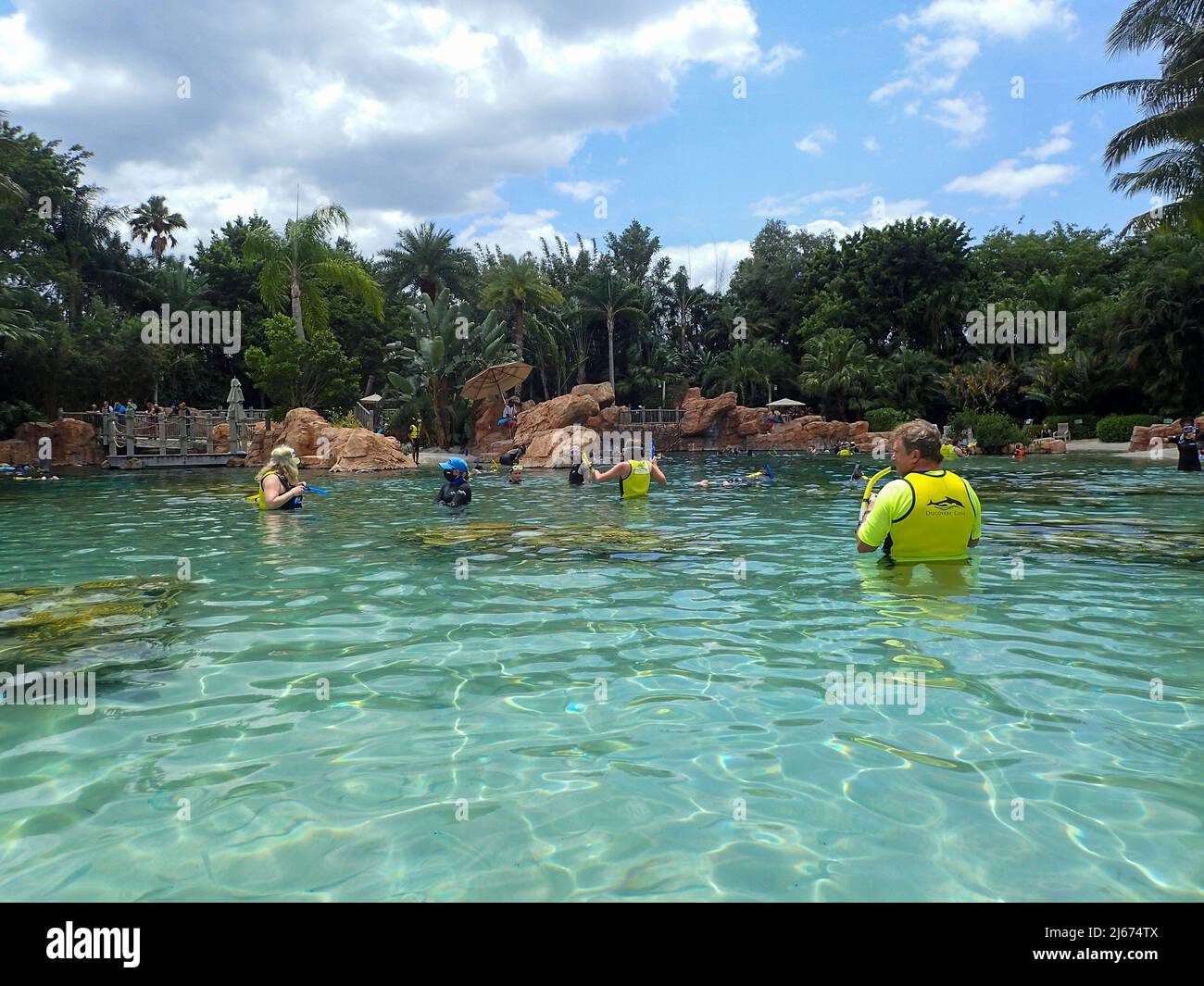 Orlando, FL USA - 21 mai 2021 : les gens flottent sur la piscine de la rivière lente et l'aménagement paysager du parc Discovery Cove à Orlando, en Floride. Banque D'Images
