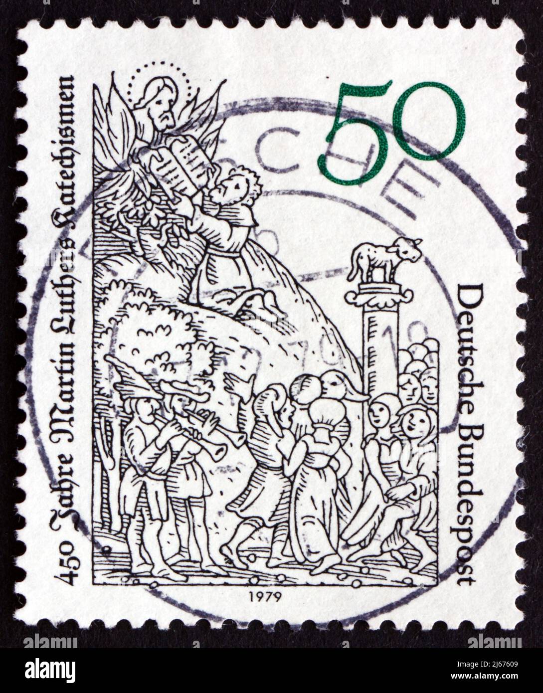 ALLEMAGNE - VERS 1979: Un timbre imprimé en Allemagne montre Moïse recevant des comprimés de la loi, illustration par Lucas Cranach, vers 1979 Banque D'Images