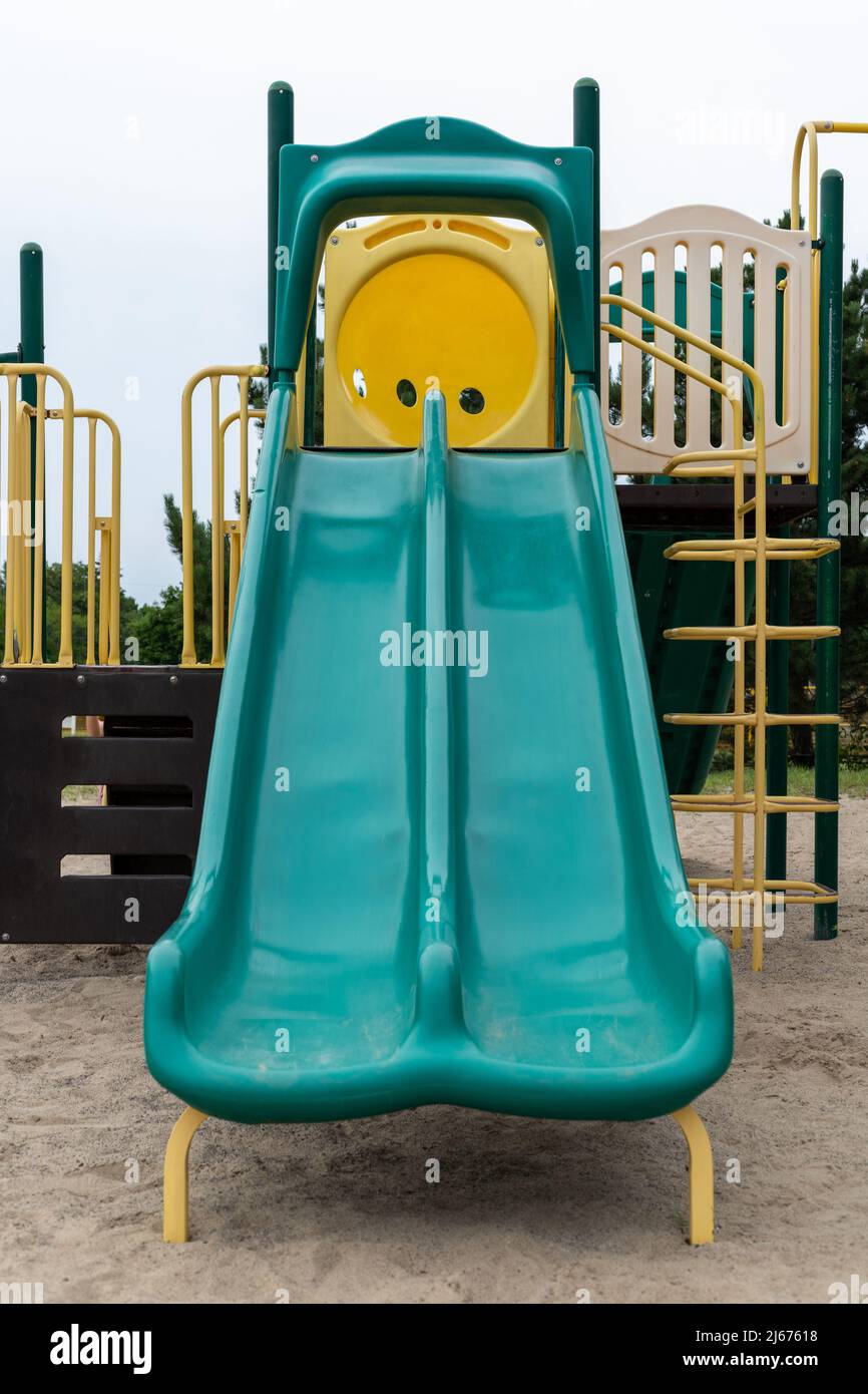 Aire de jeux avec toboggan pour enfants dans la cour de l'école Banque D'Images