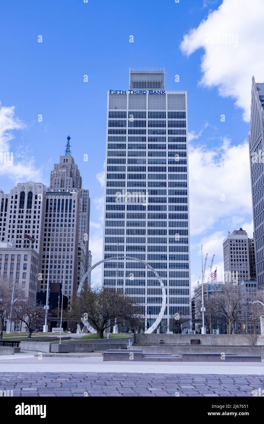 Monument transcendant de l'arche au Philip A. Hart Plaza, centre-ville de Detroit, Michigan, États-Unis, avec vue sur les gratte-ciels Banque D'Images