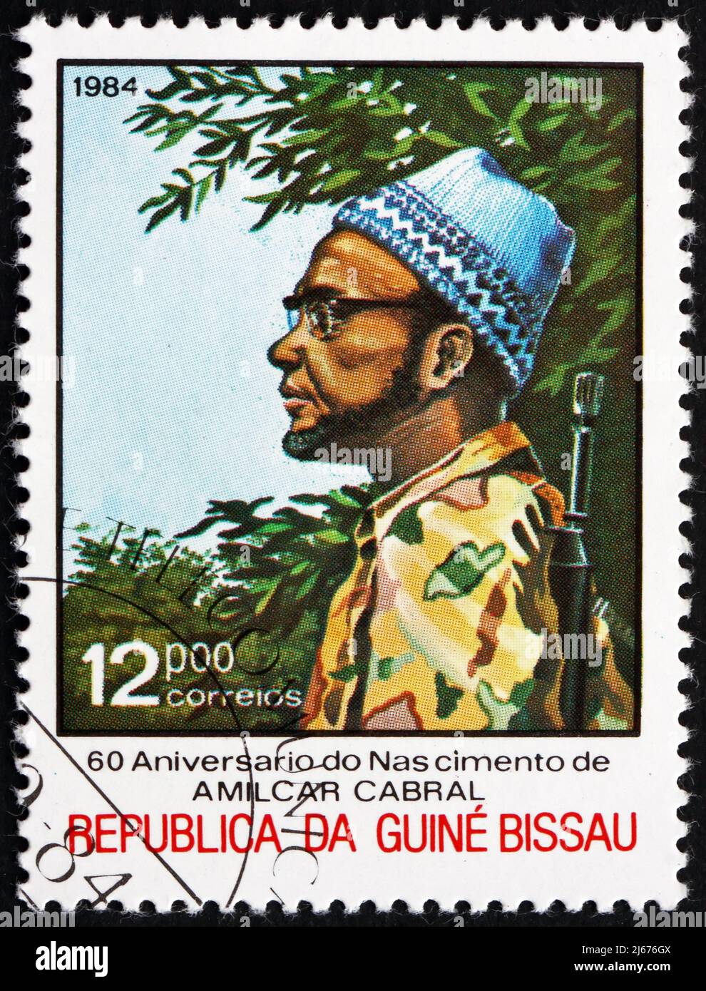 GUINÉE-BISSAU - VERS 1984: Un timbre imprimé en Guinée-Bissau montre Amilcar Cabral dans combat fatigues, leader politique, vers 1984 Banque D'Images