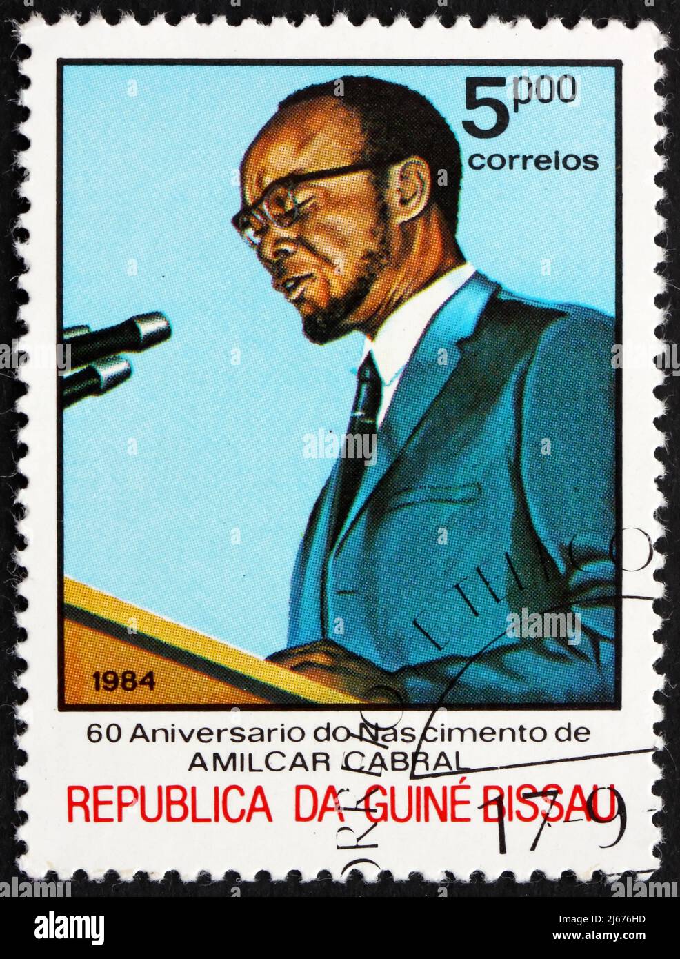 GUINÉE-BISSAU - VERS 1984 : un timbre imprimé en Guinée-Bissau montre Amilcar Cabral, responsable politique, vers 1984 Banque D'Images