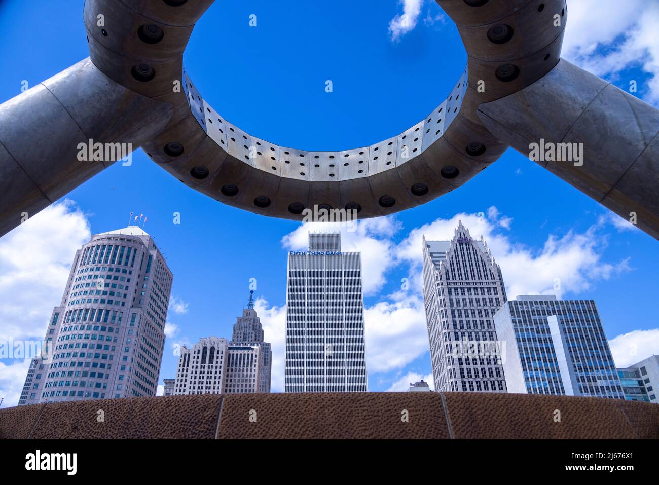 Horace E. Dodge and son Memorial Fountain au Philip A. Hart Plaza, centre-ville de Detroit, Michigan, États-Unis, avec vue sur les gratte-ciels au-delà Banque D'Images