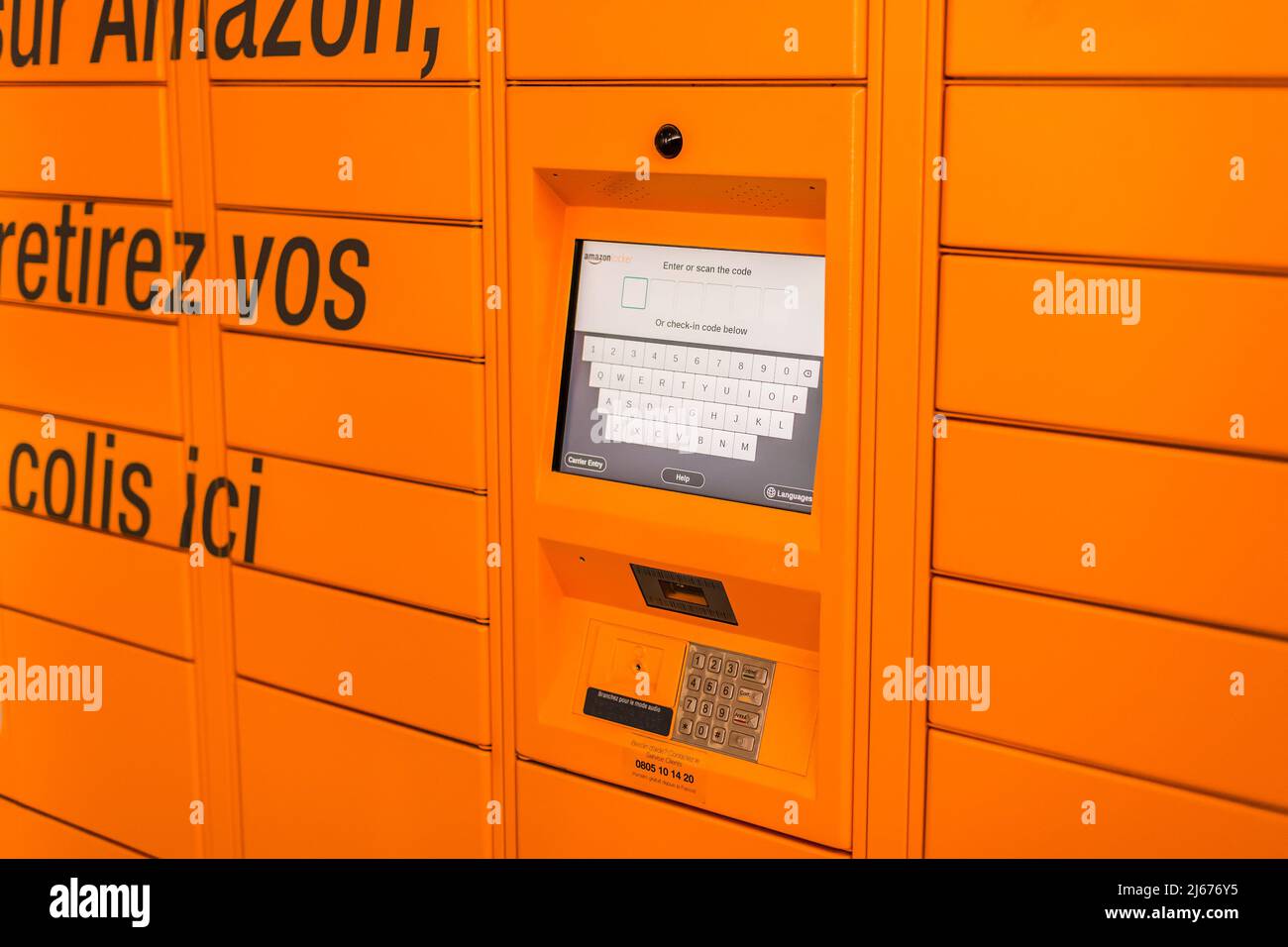 Amazon Locker dans le centre commercial, point de ramassage orange pour les marchandises par correspondance portant le logo de la marque Amazon. Gros plan de l'écran. Lyon, France - 23 février 20 Banque D'Images