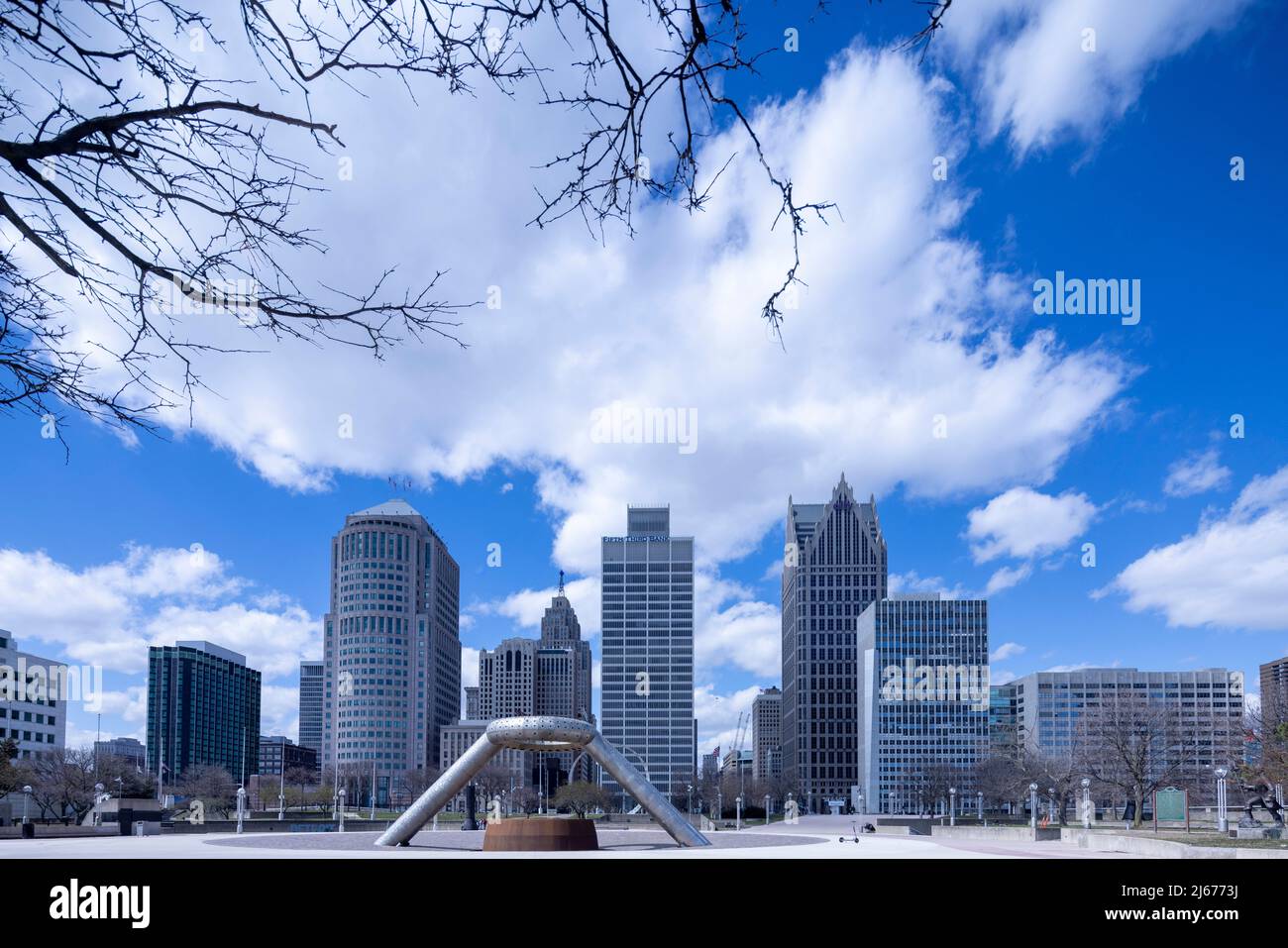 Horace E. Dodge and son Memorial Fountain au Philip A. Hart Plaza, centre-ville de Detroit, Michigan, États-Unis, avec vue sur les gratte-ciels au-delà Banque D'Images