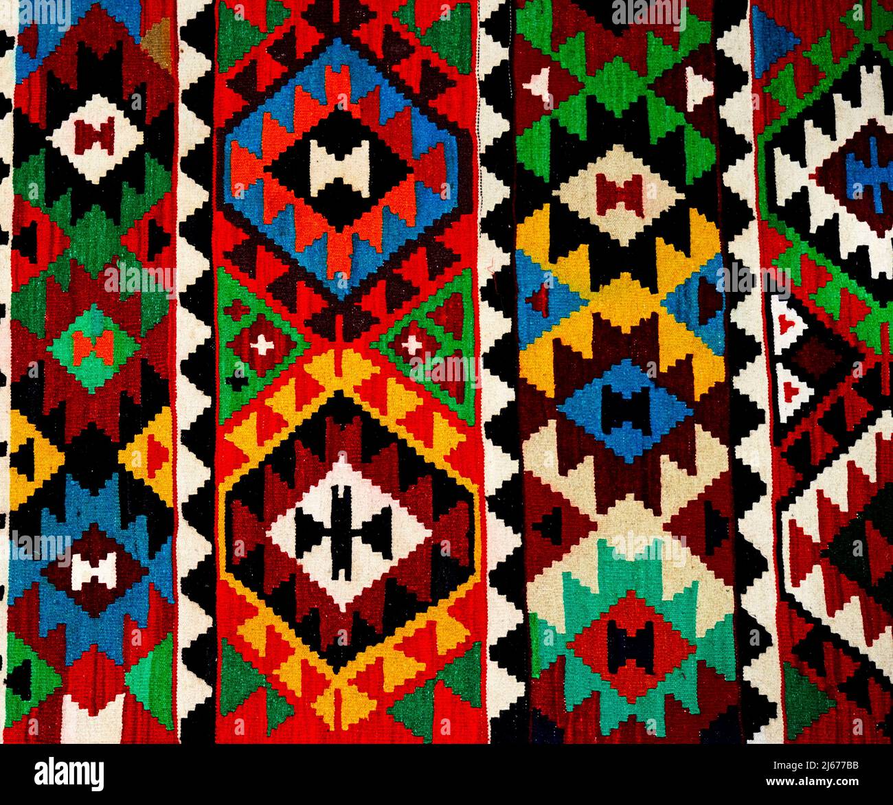 Magnifiques tapis artisanaux turcs orientaux sur fond blanc Banque D'Images