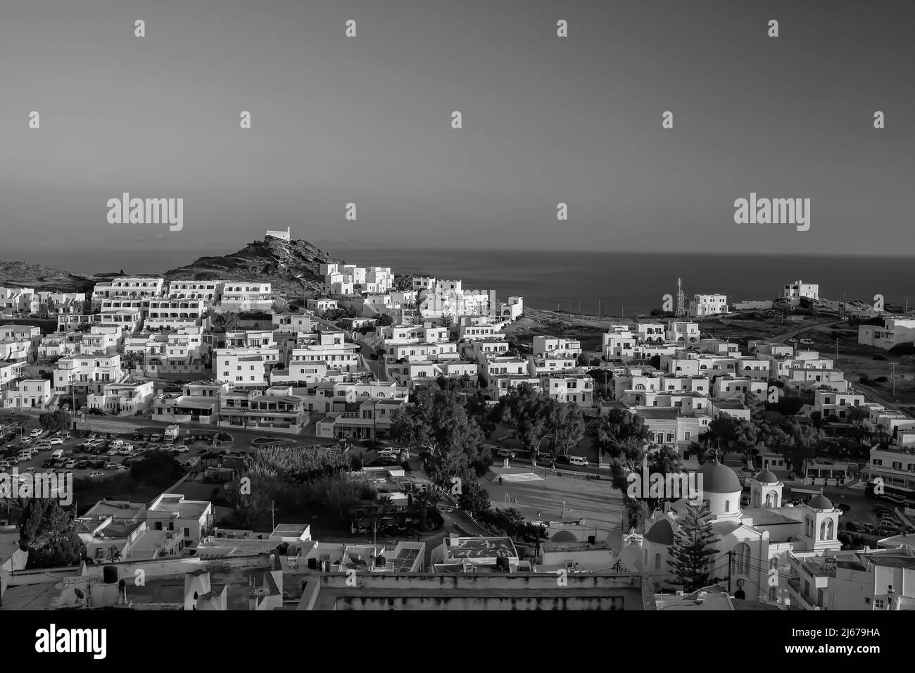 Vue panoramique sur le pittoresque village blanchi à la chaux d''iOS et la mer égée en noir et blanc Banque D'Images