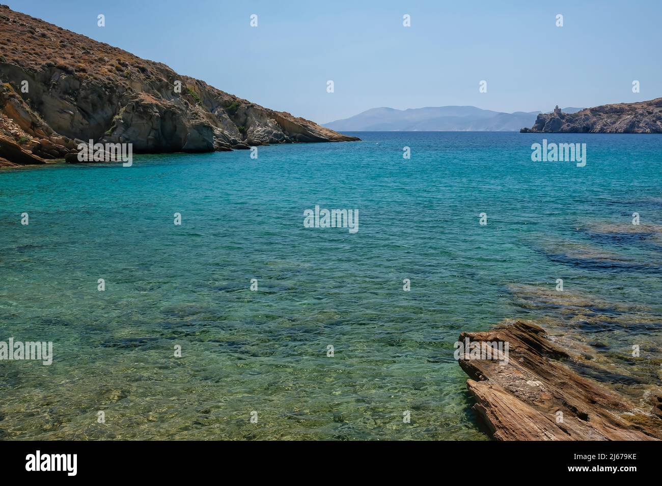 Vue sur la plage rocheuse de Valmas dans iOS Grèce Banque D'Images