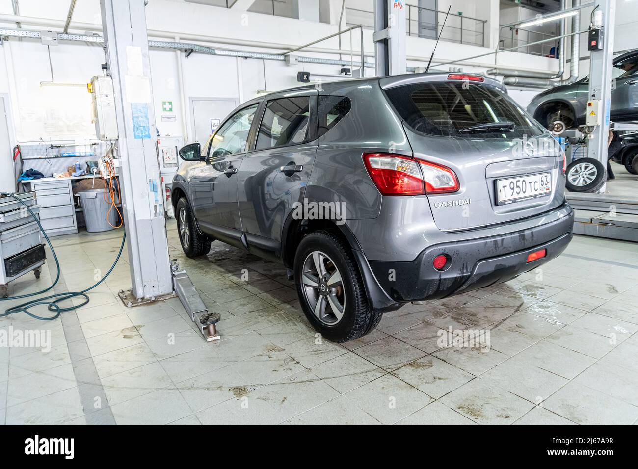 Samara, Russie - 28 avril 2022 : véhicule Nissan Qashqai à la station de réparation automobile du concessionnaire officiel Banque D'Images